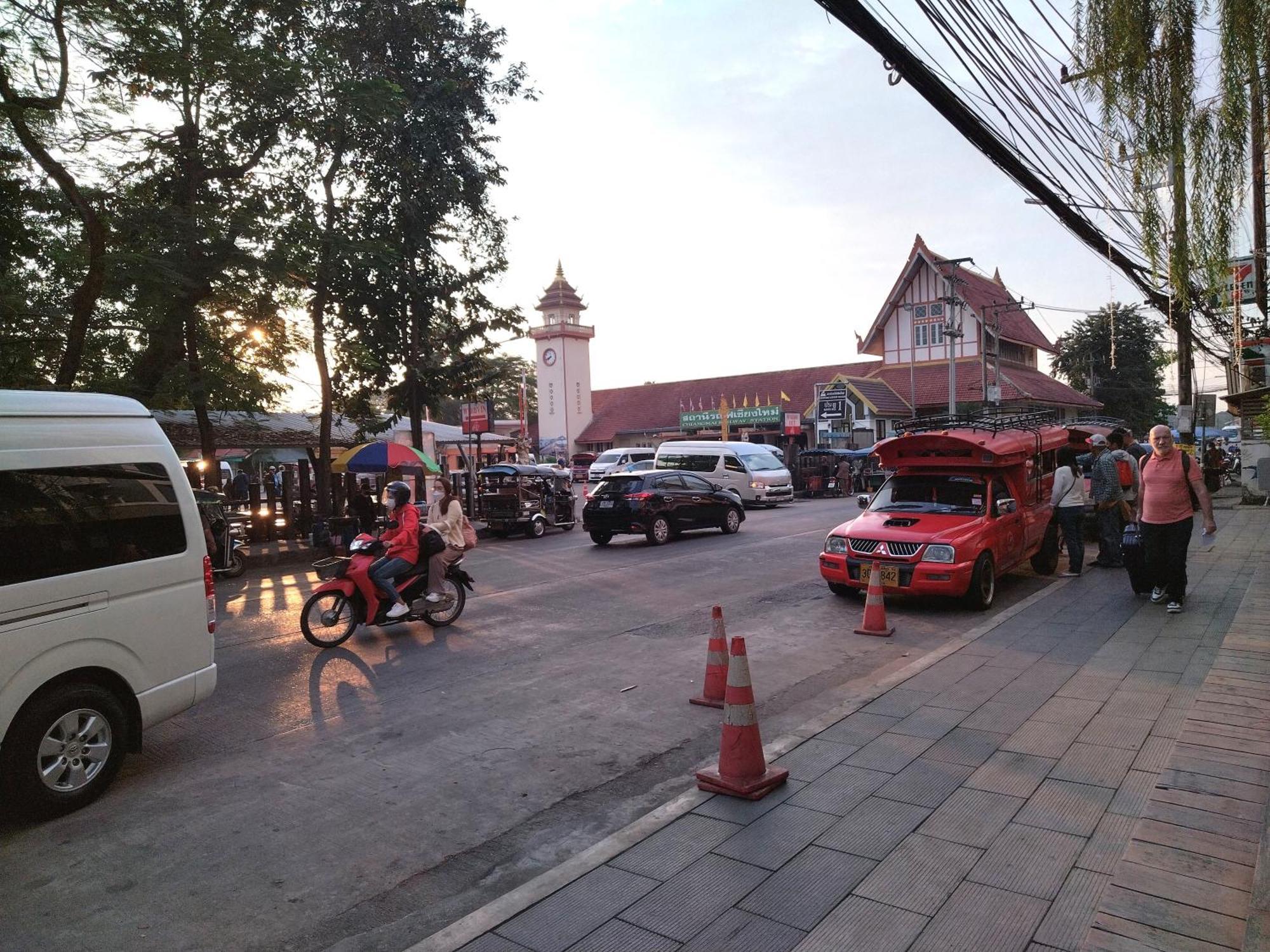 Supanich Condo Opposite The Train Station Chiangmai Chiang Mai Esterno foto