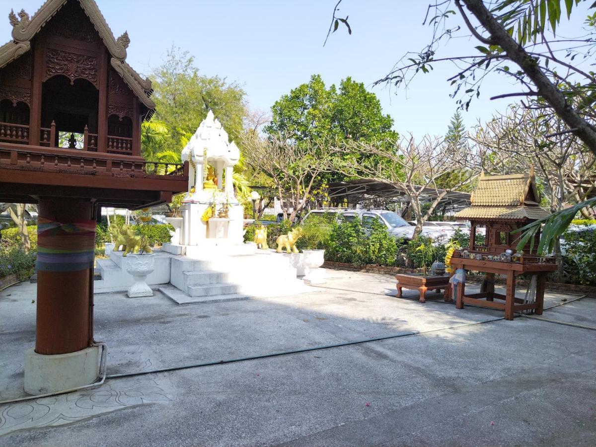 Supanich Condo Opposite The Train Station Chiangmai Chiang Mai Esterno foto